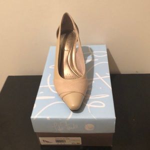 Never worn Life Stride pumps.
